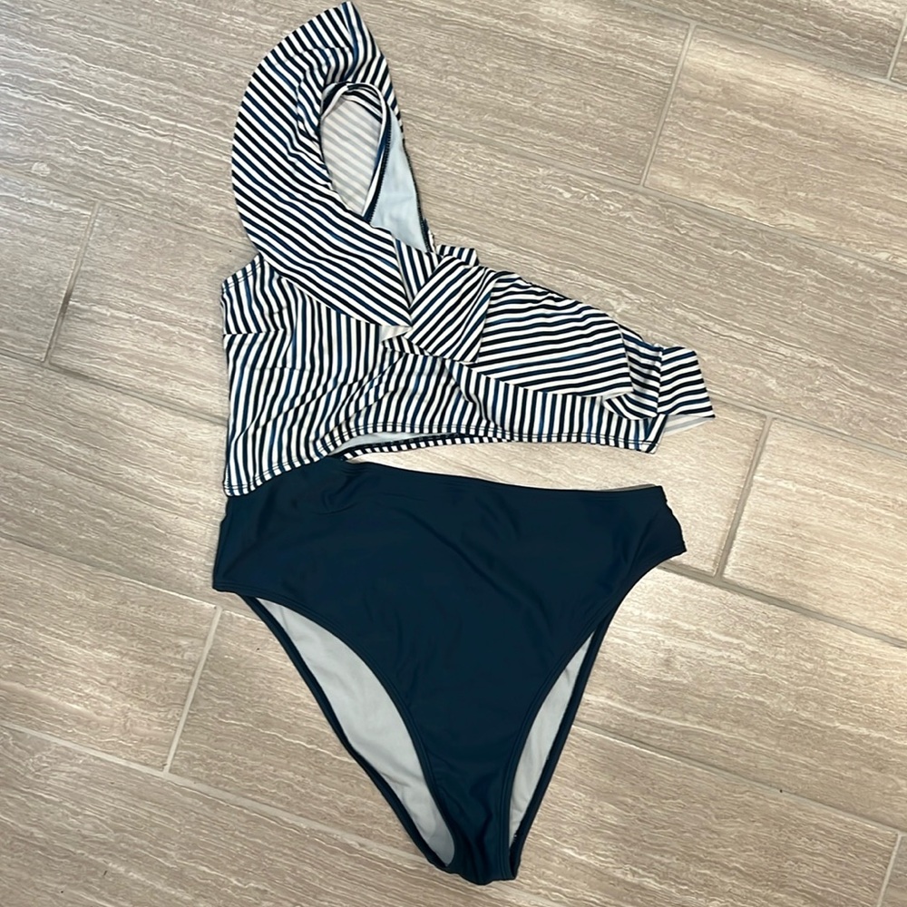 Cupshe One Shoulder Cut Out Bathing Suit